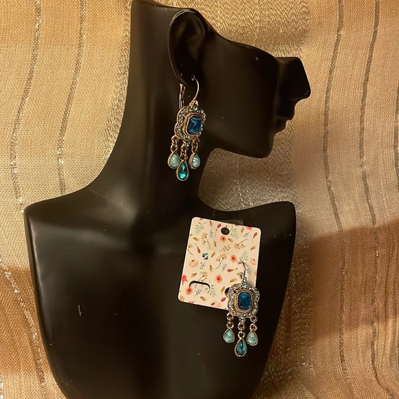 unbranded Jewelry - Gold colored earrings with blue jewels vintage look